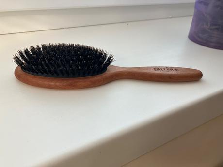 Kefa na vlasy so štetinami z diviaka,