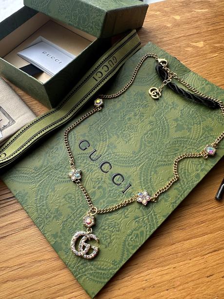Krásny nový náhrdelník gucci s odleskami, gucci