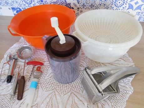 Ručný šľahač, plastové nadoby do kuchyne,, 