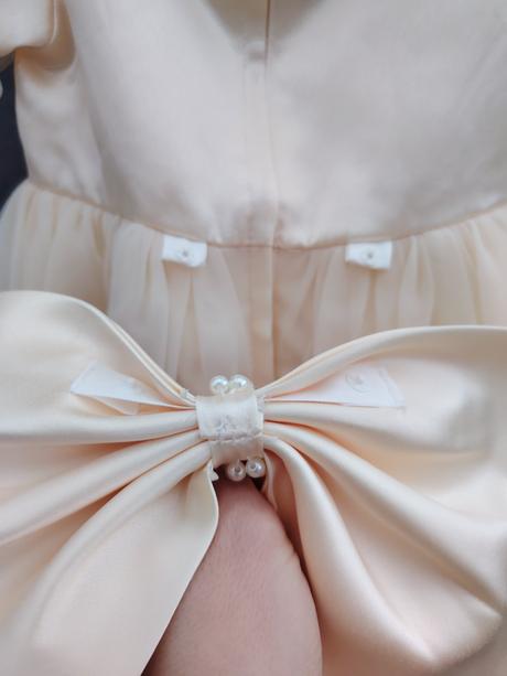 Béžové princeznovské šaty s krátkym rukávom, 92