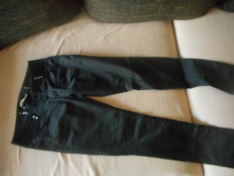 Ponúkam tieto pekne nohavice , m