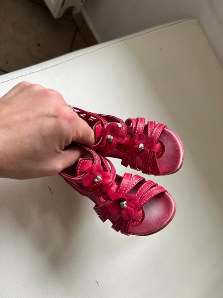 Kvietkovane sandálky, 22