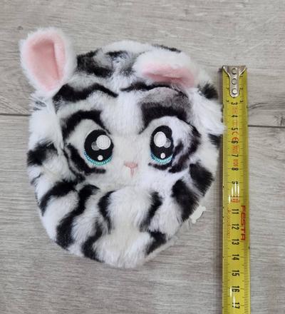 Huňatá kapsička zebra s karabínou,