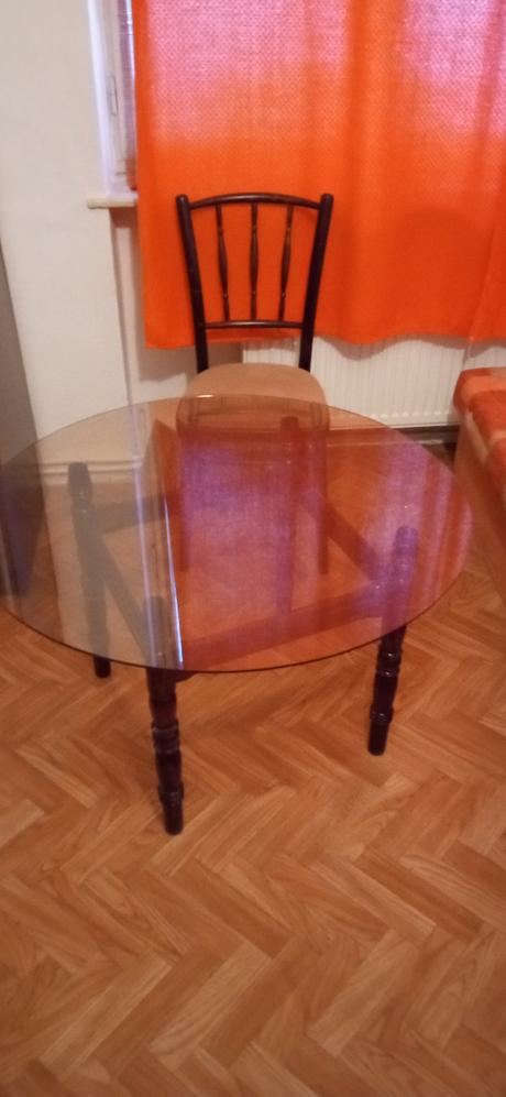 Sedačka, posteľ, stolík,