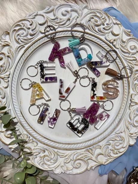 Ručne vyrobené živicové kľúčenky, 