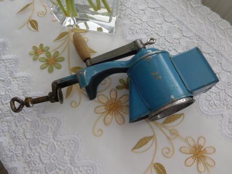 Retro mlynček na orechy-jihokov české budejovice., 