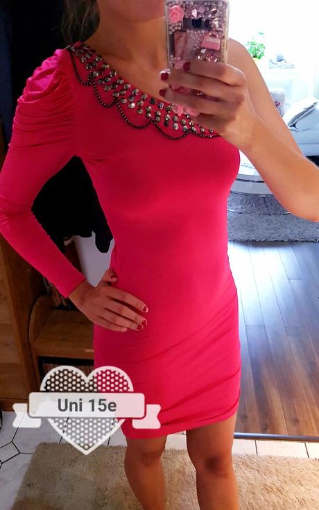 Extravagantné šaty s jedným rukávom,