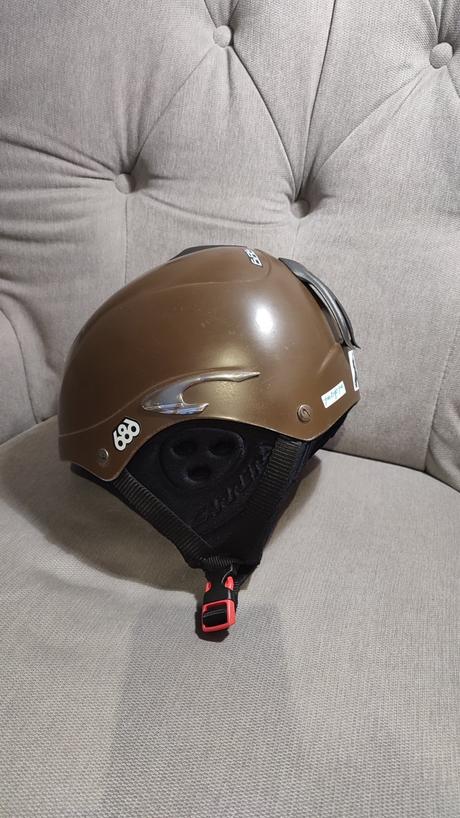 Predám kvalitnú detskú lyžiarsku prilbu carrera ., xs