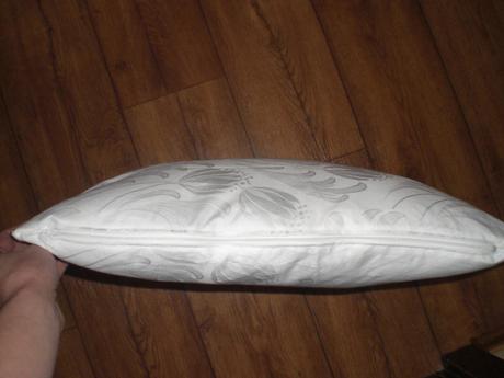 Biela návlečka s kvetmi na podušku 45x42 cm,