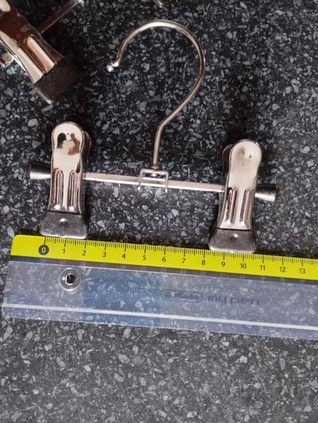 Kovové ramienko na tovar s klipmi,