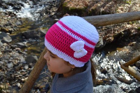 Háčkovaná čiapočka s kvetom, <50 - 158