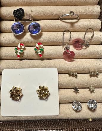 Balík náušníc a prsteňov,