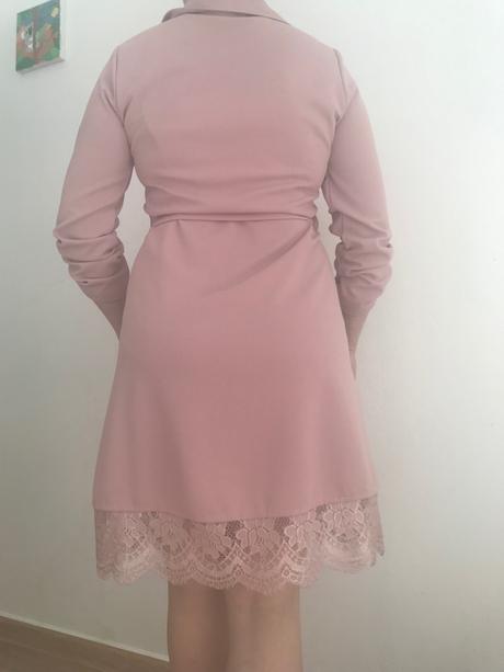 Šaty bledoruzove z butiku s čipkou, 