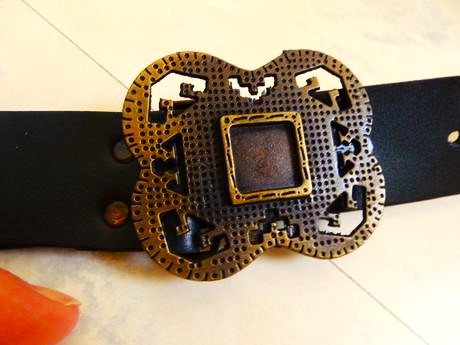 Kvalitný opasok s tepanou sponou,