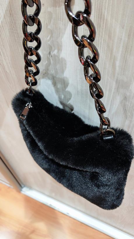 Chlpatá kabelka s reťazou,