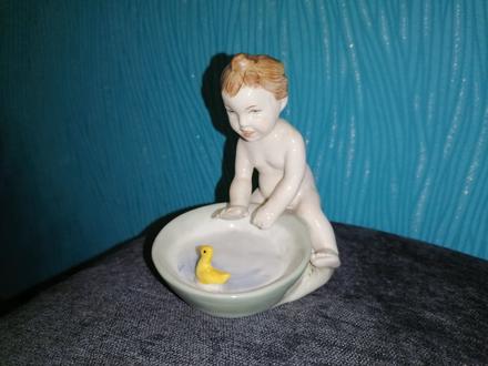 Soška chlapček s kačičkou, 