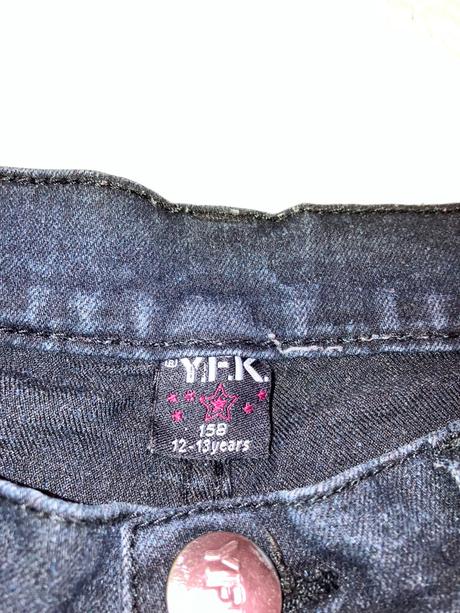 Tmavomodré obtiahnuté rifle, 158