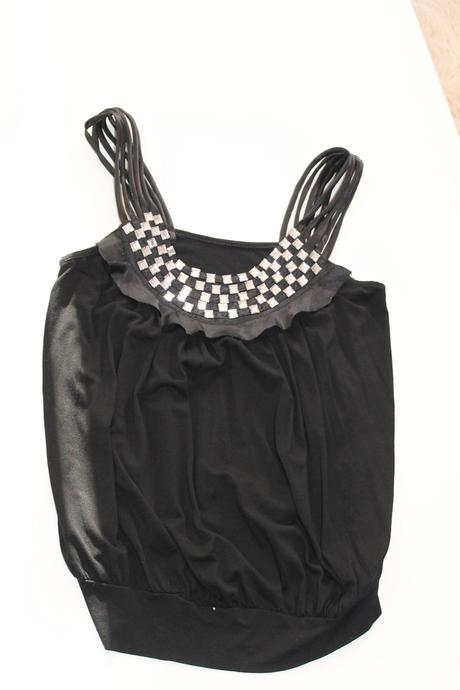 Pekný top s kamienkami, s