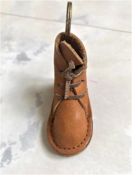 Kožený prívesok caterpillar,