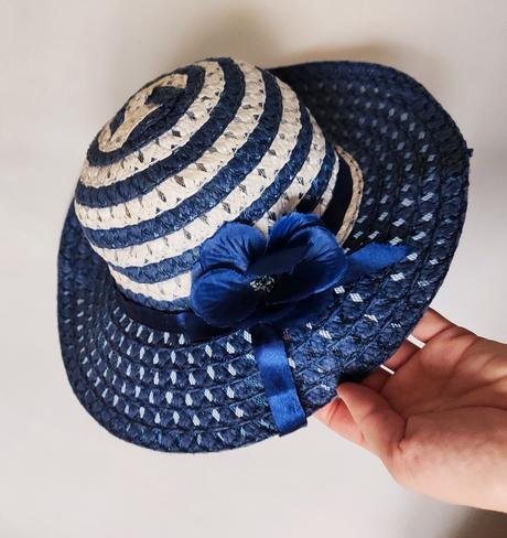 Dievčenský klobúk, 104