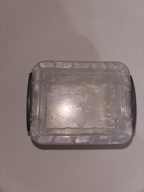 6 ks plastových nádob na drobnosti,