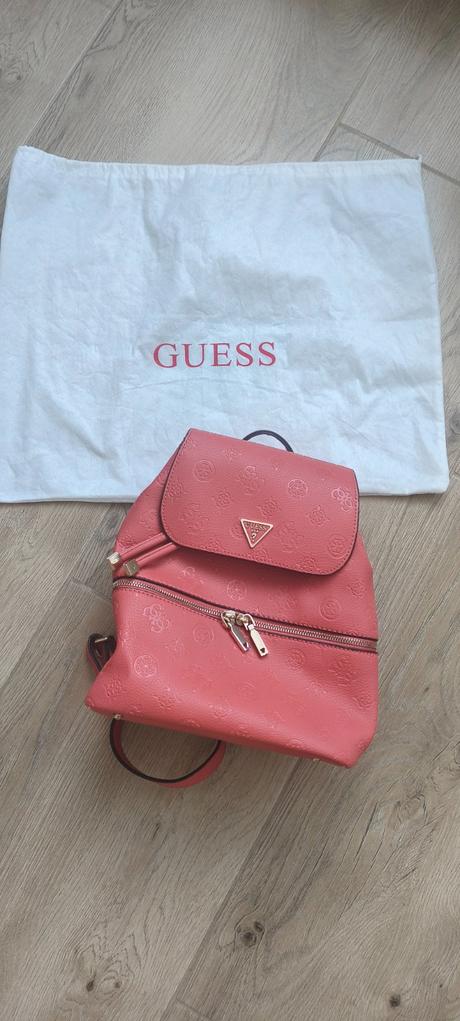 Guess batoh, guess