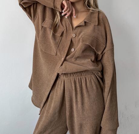 Hnedy mencestrovy komplet uni, 