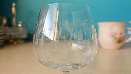 Malý pohárik na stopke s gravírovanými stromčekmi, 