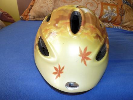 Dievčenská prilba na bicykel alebo korčule, s