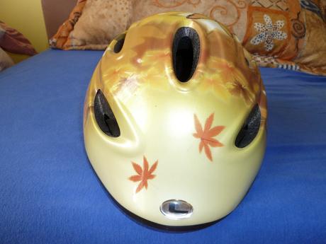 Dievčenská prilba na bicykel alebo korčule, s