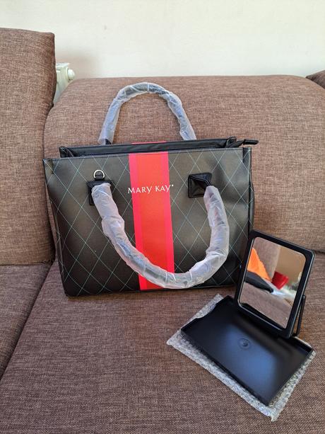 Elegantna kabelka + darček, mary kay