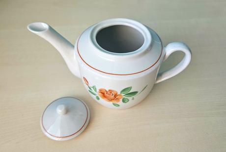 Malý porcelánový čajník, vintage, zn. d.p.r.k.,
