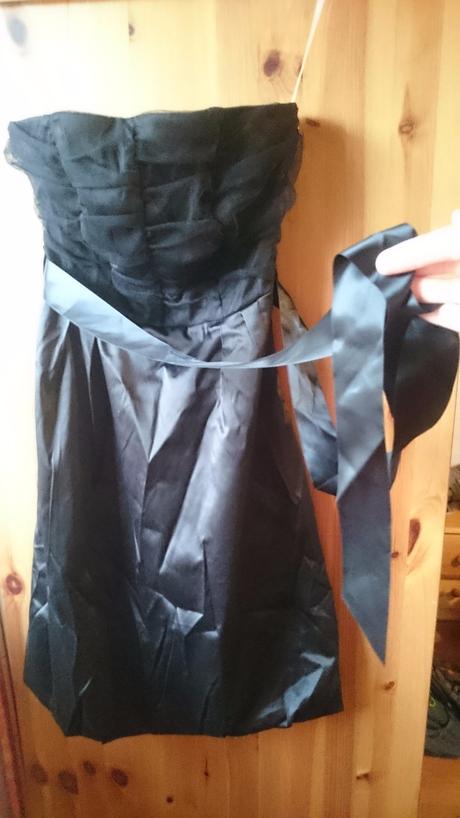 Spoločenské malé čierne šaty, s nadýchanou sukňou, bonprix,34