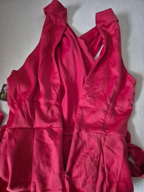 Elegantné lesklé šaty, m