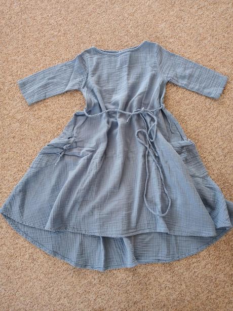 Mušelínové šaty, 128