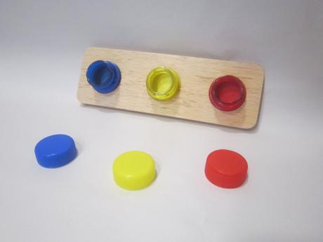 Skrutkovacie vrchnáky modrá, žltá, červená, 