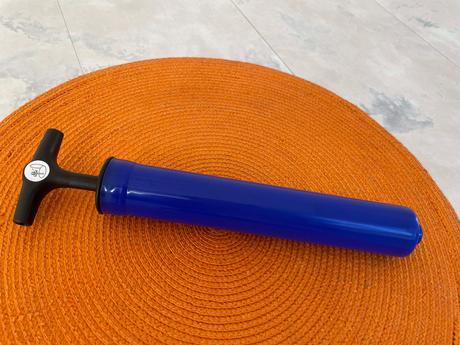 Ručná pumpa na nafukovanie lôpt,