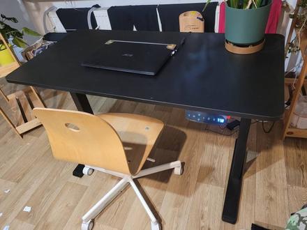 Výškovo nastaviteľný stôl alzaergo, 