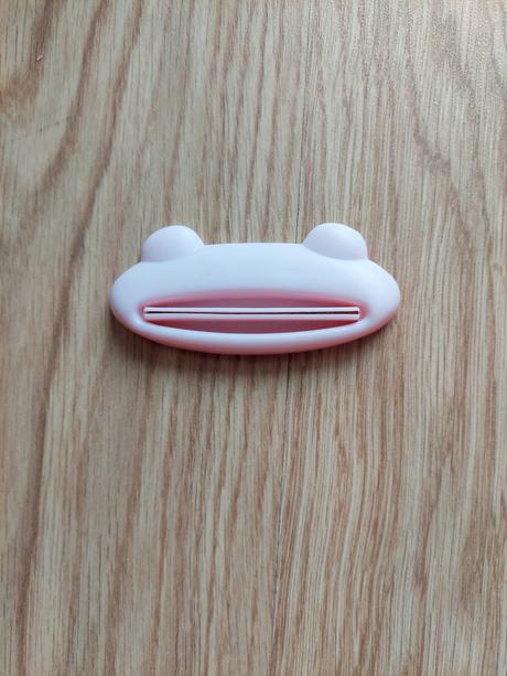 Jednoduchy plastovy vytlacac zubnej pasty, 