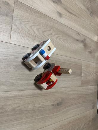 Drevené hasičské auto a sanitka, 