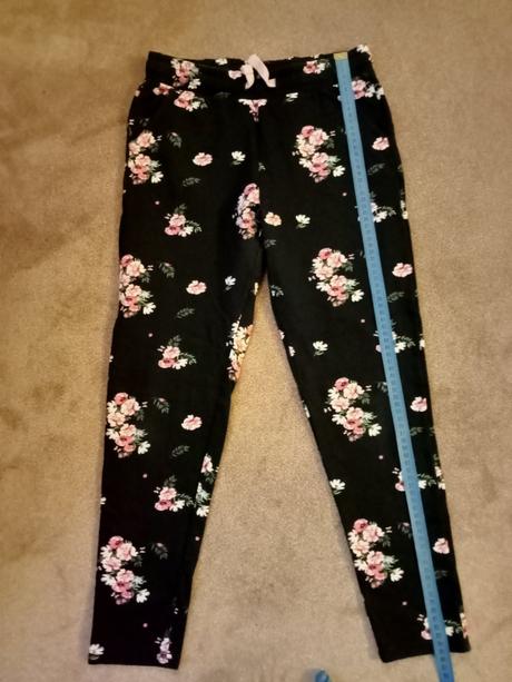 Kvetované tepláky, 152