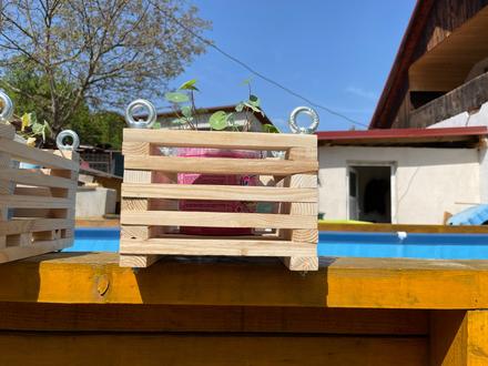 Drevený závesný kvetináč,