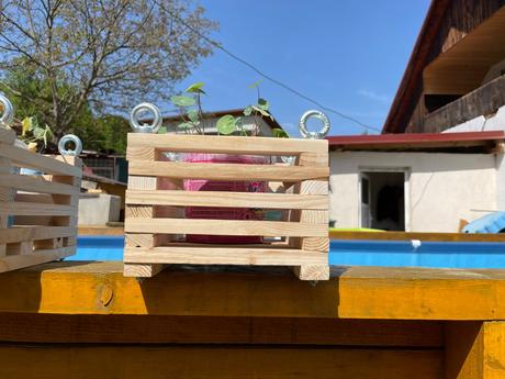 Drevený závesný kvetináč, 