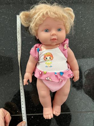 Babika rozpráva hovorí riekanky place smeje,