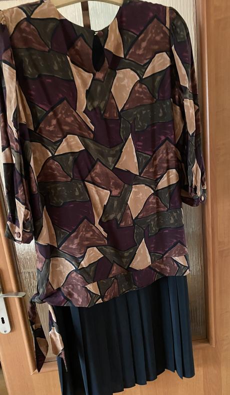 Kvalitné podšité šaty s plisovanou sukňou v. 48, 48