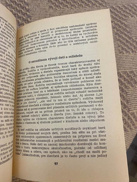 Stará retro kniha muž a žena intímne,