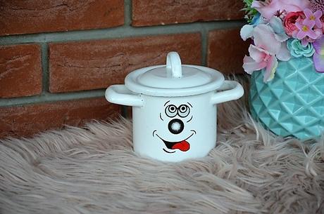 Okatý smaltový hrnček s pokrievkou,