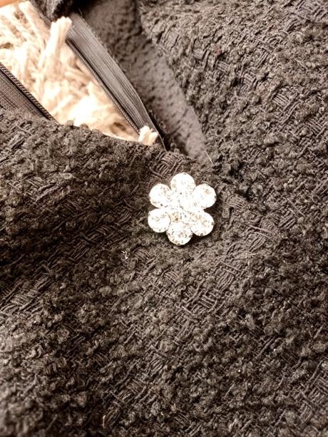 Čierne šaty s brošňou, reserved,m