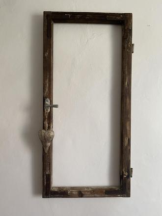 Starý drevený okenný rám, 