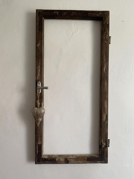 Starý drevený okenný rám,